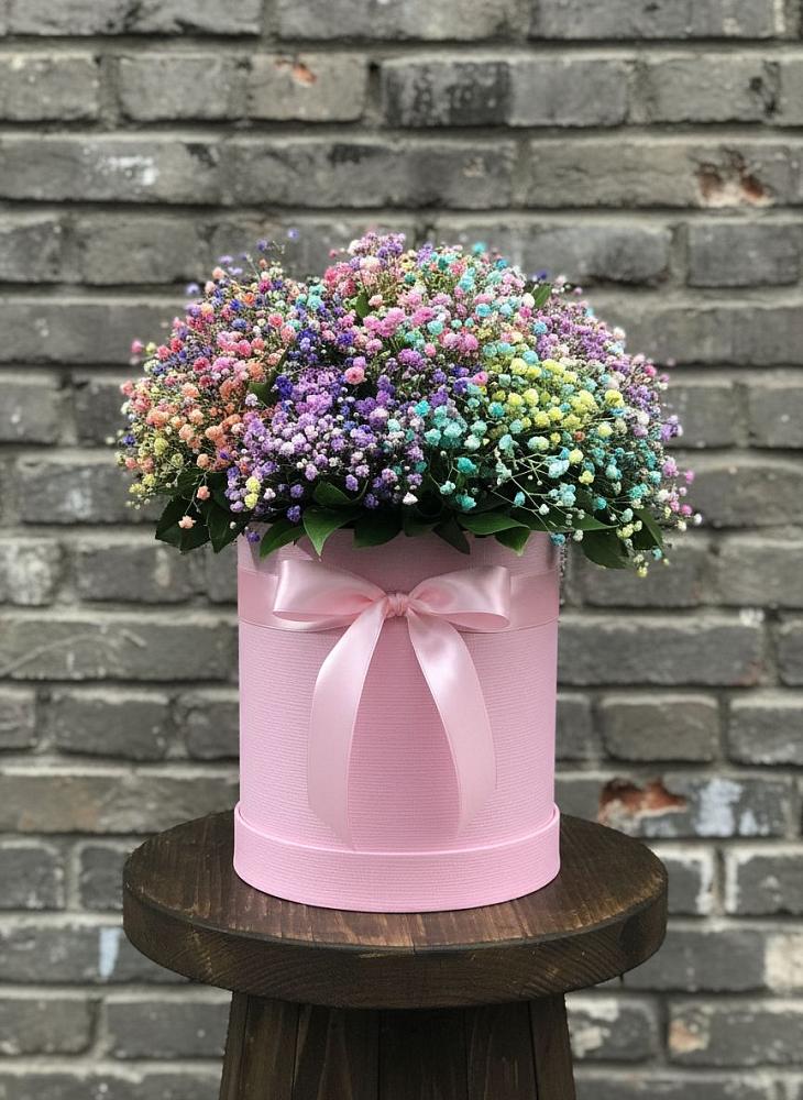 Цветочная композиция из Гипсофила и Розы в шляпной коробке в Золотаревке Ставропольского края