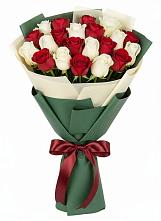 Букет Микс из красных и белых роз в Золотаревке Ставропольского края