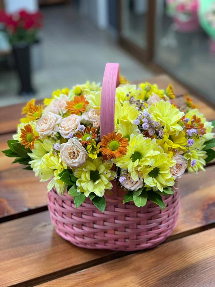 Цветочная композиция из Хризантемы и Розы в корзине в Золотаревке Ставропольского края