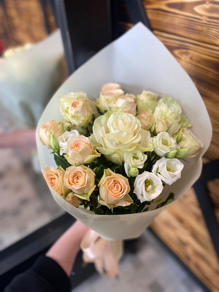 Букет цветов из: Розы и Лизиантусы в Золотаревке Ставропольского края